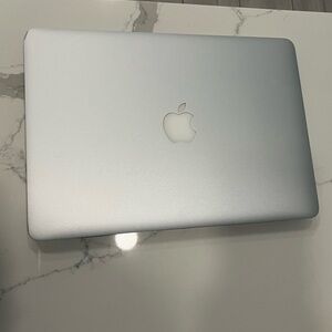 MacBook Air 13” – Intel i5 – Factory Reset – Original Charger